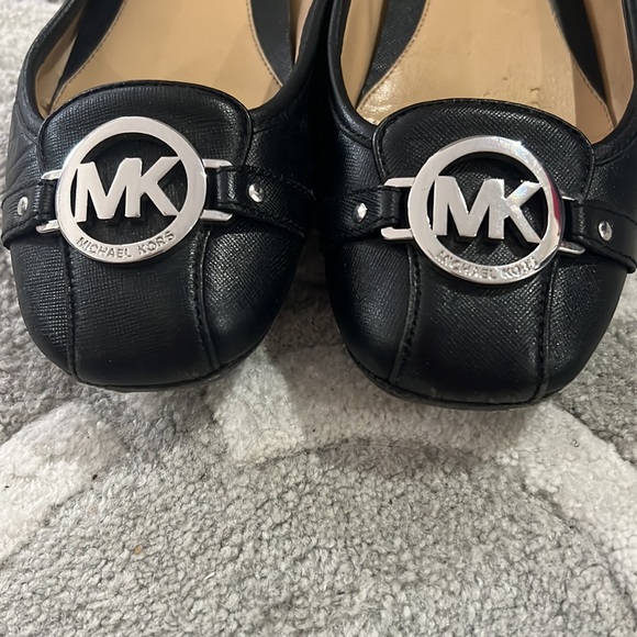 Michael Kors size 10 black flat with silver hardware - Picture 2 of 7